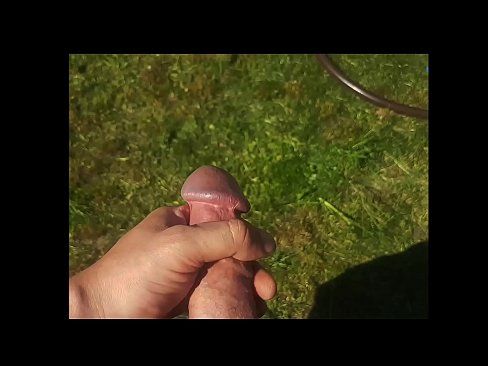 ❤️ O bunăciune fierbinte își face sex cu păsărica roz și ejaculează cu un squirt într-o grădină de vară ❤❌  at porn ro.sexindrag.ru ﹏