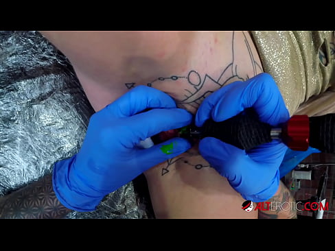 ❤️ Sully Savage, o bunăciune extrem de tatuată, și-a făcut un tatuaj pe clitorisul ei ❤❌  at porn ro.sexindrag.ru ﹏